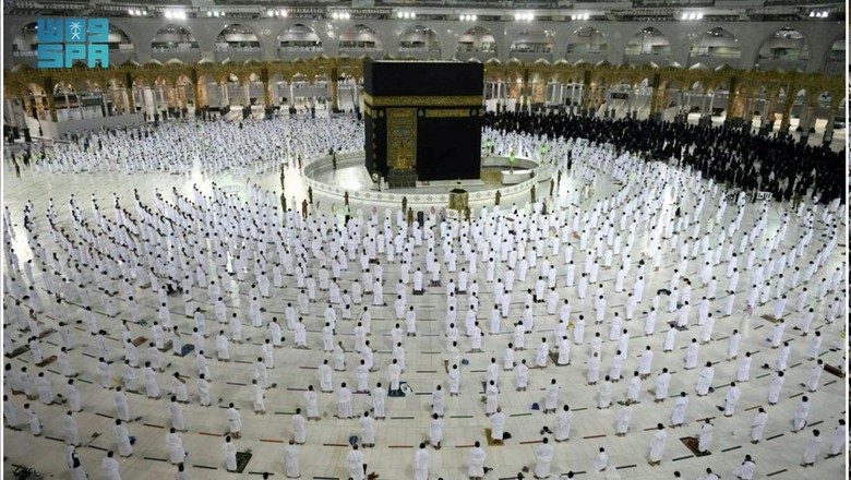 Suasana Kabah Saat Pandemi dan Ramadan Kali Ini Muslims perform late night prayers on the night of 27th Ramadan in the Grand Mosque during the holy month of Ramadan, in the holy city of Mecca, Saudi Arabia, April, 2022. Saudi Press Agency/Handout via REUTERS ATTENTION EDITORS - THIS PICTURE WAS PROVIDED BY A THIRD PARTY