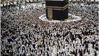 Umat muslim mulai beribadah di Masjidl Haram, 27 April 2022.