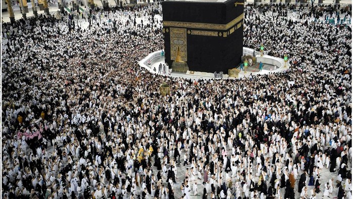 Muslims perform late night prayers on the night of 27th Ramadan in the Grand Mosque during the holy month of Ramadan, in the holy city of Mecca, Saudi Arabia, April, 2022. Saudi Press Agency/Handout via REUTERS ATTENTION EDITORS - THIS PICTURE WAS PROVIDED BY A THIRD PARTY