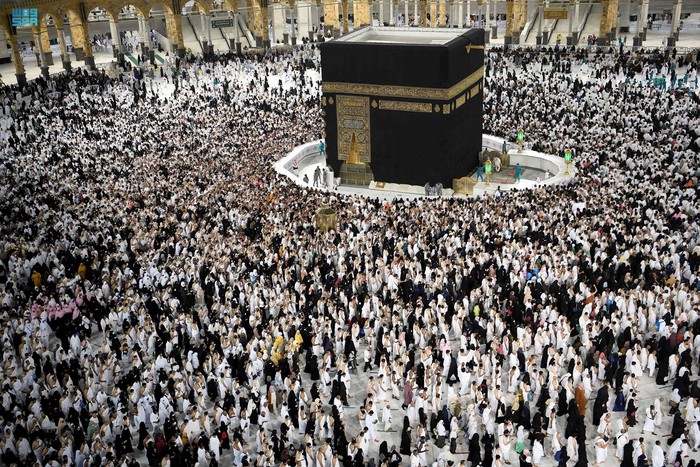 Muslims perform late night prayers on the night of 27th Ramadan in the Grand Mosque during the holy month of Ramadan, in the holy city of Mecca, Saudi Arabia, April, 2022. Saudi Press Agency/Handout via REUTERS ATTENTION EDITORS - THIS PICTURE WAS PROVIDED BY A THIRD PARTY