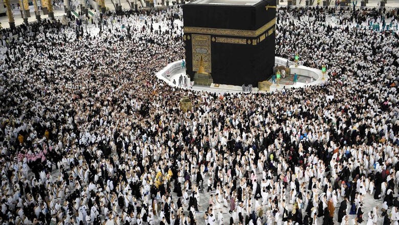Suasana Kabah Saat Pandemi dan Ramadan Kali Ini Muslims perform late night prayers on the night of 27th Ramadan in the Grand Mosque during the holy month of Ramadan, in the holy city of Mecca, Saudi Arabia, April, 2022. Saudi Press Agency/Handout via REUTERS ATTENTION EDITORS - THIS PICTURE WAS PROVIDED BY A THIRD PARTY