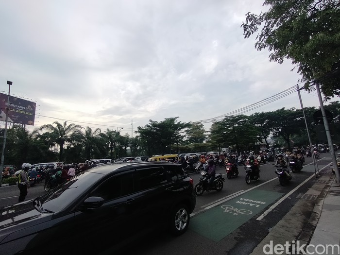 Suasana kemacetan di kawasan Bundaran Waru Surabaya, Kamis (28/4/2022).
