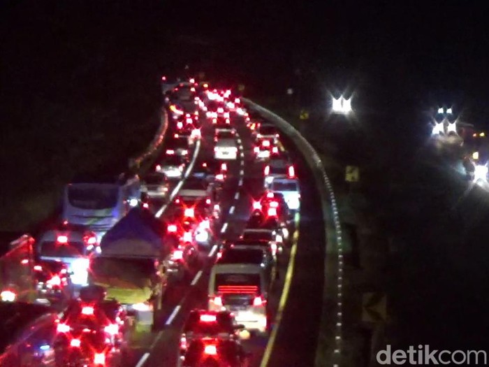 Suasana kemacetan di ruas Jalan Tol Cipali di Kecamatan Cipeundeuy, Kabupaten Subang, Jawa Barat, Kamis (28/4/2022) dini hari.
