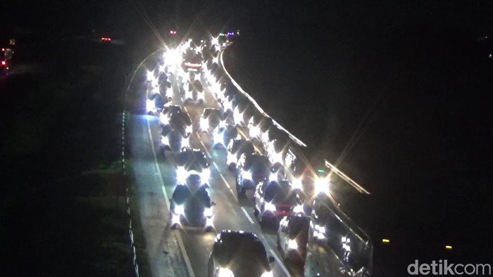 Suasana kemacetan di ruas Jalan Tol Cipali di Kecamatan Cipeundeuy, Kabupaten Subang, Jawa Barat, Kamis (28/4/2022) dini hari.