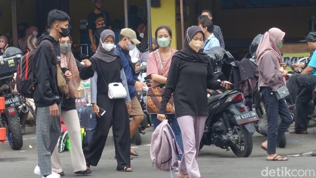 Suasana mudik Lebaran 2022 di Terminal Jombor, Sleman pada Kamis (28/4/2022).
