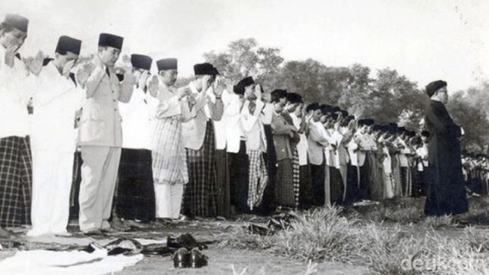Sukarno melaksanakan salat Idul Fitri di Lapangan Banteng, Jakarta, pada 1950.