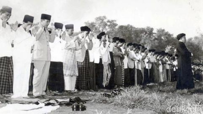 Sukarno melaksanakan salat Idul Fitri di Lapangan Banteng, Jakarta, pada 1950.
