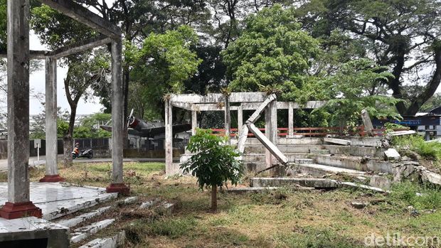 Taman Gesang yang mangkrak di salah satu sudut Taman Satwa Taru Jurug (TSTJ) atau Solo Zoo, Kamis (28/4/2022).