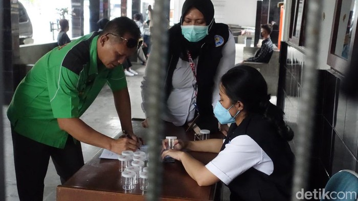 Tes urine di Terminal Jombor, Sleman, Kamis (28/4/2022).