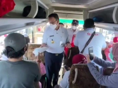 TGUPP menepis Gubernur DKI Jakarta Anies Baswedan membagikan baju bertuliskan 'Anies Baswedan Presiden Indonesia' saat melepas mudik gratis. (IG @aniesbaswedan)