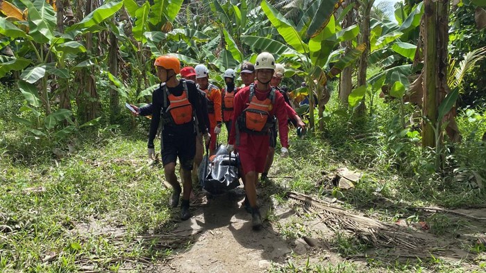 Tim SAR gabungan mengevakuasi korban tewas karena terseret arus sungai di Mamuju, Sulbar.
