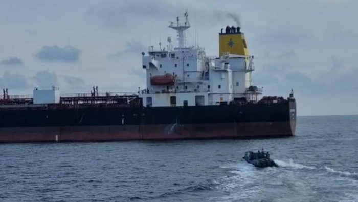 TNI AL tangkap dua kapal tanker pengangkut minyak sawit, yang masing-masing dinahkodai WN China dan Rusia.
