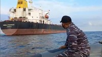Prajurit TNI AL berada di dekat kapal tanker MT World Progress saat mengamankan kapal tersebut di perairan Selat Malaka, Rabu (27/4/2022).