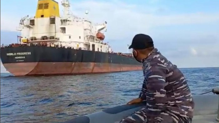 Prajurit TNI AL berada di dekat kapal tanker MT World Progress saat mengamankan kapal tersebut di perairan Selat Malaka, Rabu (27/4/2022).TNI Angkatan Laut melalui unsur Komando Armada I berhasil menangkap kapal MT World Progress bermuatan 