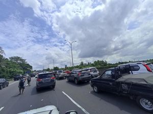 Puncak Arus Mudik, Lalin Tol Jakarta-Merak Tersendat di Km 30