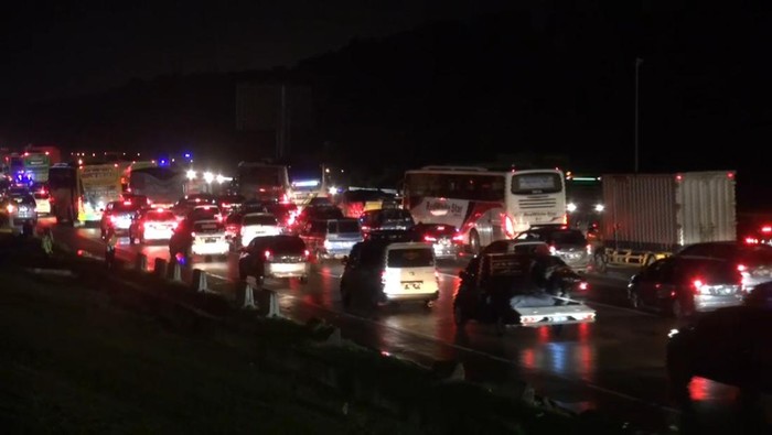 Tol Japek Macet Panjang, Petugas Berlakukan Contraflow