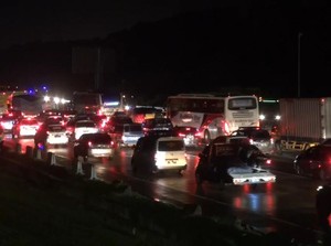 Ada Kepadatan, One Way di Tol Japek Masih Berlangsung