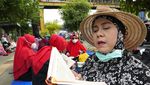 Trotoar di Bekasi Jadi Tempat Tadarus Al-Quran