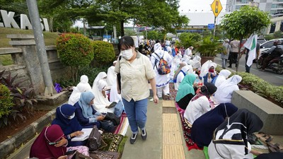 Trotoar di Bekasi Jadi Tempat Tadarus Al-Quran