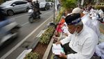 Trotoar di Bekasi Jadi Tempat Tadarus Al-Quran