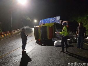 Bruk! Tronton Hantam Truk Colt hingga Terguling di Cadas Pangeran