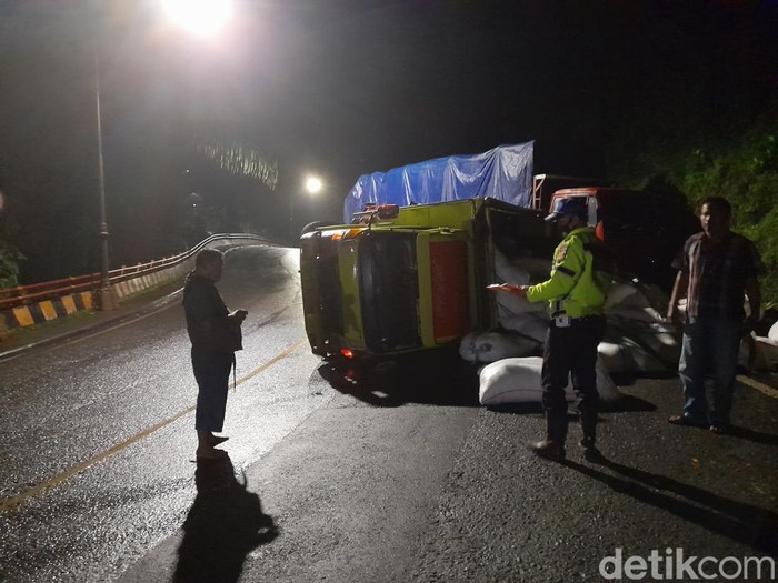 Truk terguling di Cadas Pangeran