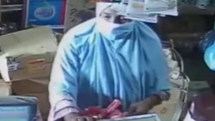 video viral emak-emak mencuri rokok di Labura dengan cara mejepitkan di paha.