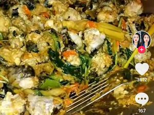 Hii Seram! Wanita Ini Masak Ular Rica-rica dan Sebut Rasanya Enak