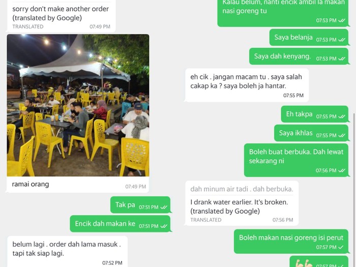 Wanita memberi makan driver ojol untuk buka puasa