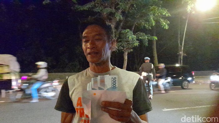 Warga Bogor dapat uang dan sembako dari Jokowi