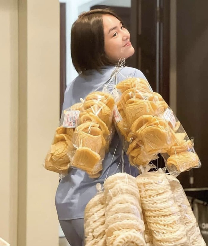 10 Keseruan Amanda Manopo Saat Kulineran, Ada Momen Gendong Kerupuk!