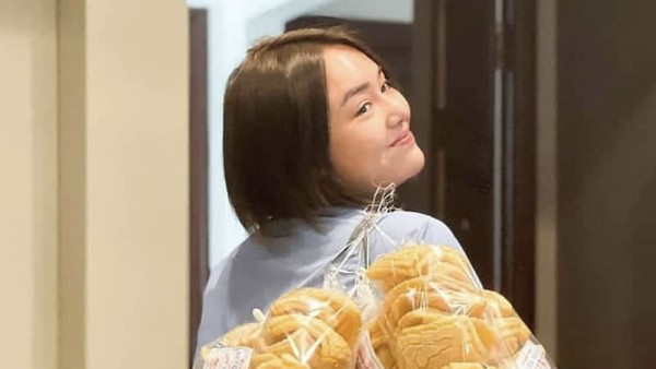 Momen Seru Amanda Manopo saat jadi Barista hingga Mukbang