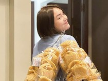 Momen Seru Amanda Manopo saat jadi Barista hingga Mukbang