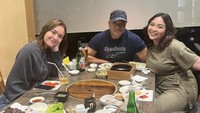 Kalau ini momen kompak Amanda, ayah, dan kakaknya saat makan di restoran daging panggang Jepang. Mereka terlihat lahap menikmati sajian yang ada.
