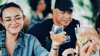 Masih bersama ayahnya, wanita yang pernah membintangi sinetron Mermaid in Love ini terlihat kompak. Mereka cheers sambil memegang segelas minuman.