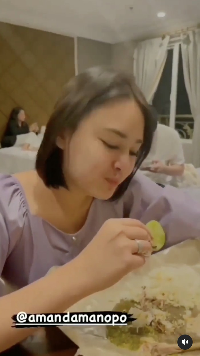 10 Keseruan Amanda Manopo Saat Kulineran, Ada Momen Gendong Kerupuk! 10 Keseruan Amanda Manopo Saat Kulineran, Ada Momen Gendong Kerupuk!