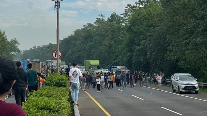 Warga Sempat Blokir Tol Cipularang, Polisi: Nunggu One Way Selesai