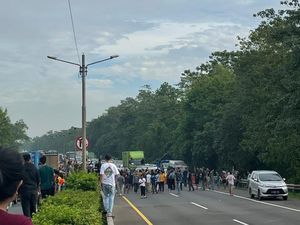 Polisi Bantah Warga Blokir Jalan Tol Cipularang Imbas One Way: Mereka Nunggu
