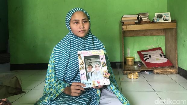 Andini Sucianti Fadilah, istri korban pembacokan di Sukabumi.