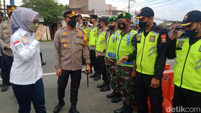 Anggota komisi III DPR RI Eva Yuliana sidak pos polisi Karang, Delanggu, Klaten, Jumat (29/4/2022).