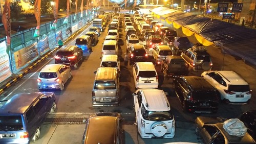 Antrean kendaraan pemudik di Pelabuhan Gilimanuk  pada Jumat (29/4/2022) dinihari. (Ketut Suardika/detikBali)