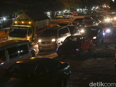 Antrean Kendaraan Mengular Imbas One Way Tol Japek