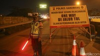 Diketahui Polisi memberlakukan kebijakan one way di dalam Tol pada pukul 17.00 - 24.00 WIB.