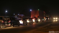 Sejumlah pengendara keluar dari kendaraan akibat menunggu lama di Pintu Masuk Tol Karawang Timur, Kamis (28/4/2022).