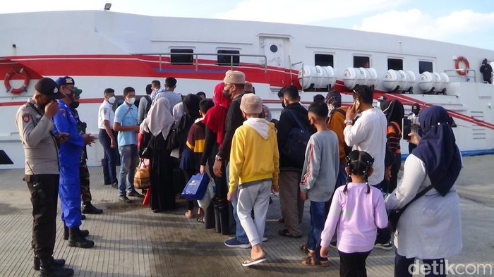 Antrean penumpang di Pelabuhan Kalianget Sumenep