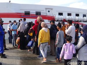 Pelabuhan Kalianget Dipadati Pemudik, Antrean Ratusan Warga Mengular