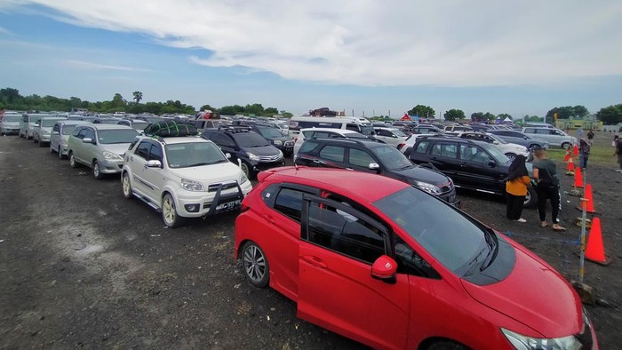 Antrean ribuan kendaraan dalam areal parkir kargo Gilimanuk, Bali,  Jumat (29/4/2022) (Ketut Suardika/detikBali)