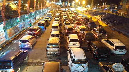 Suasana antrean pemudik di Pelabuhan Gilimanuk