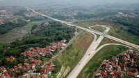 Foto udara kendaraan melintas di Jalan Tol Cileunyi-Sumedang-Dawuan (Cisumdawu) di Pamulihan, Kabupaten Sumedang, Jawa Barat.