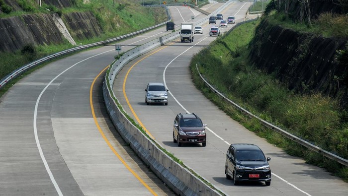 Arus Mudik di Tol Cisumdawu Terpantau Lengang Kendaraan melintas di Jalan Tol Cileunyi-Sumedang-Dawuan (Cisumdawu) di Pamulihan, Kabupaten Sumedang, Jawa Barat, Jumat (29/4/2022). Pada arus mudik H-3 Lebaran 2022, kendaraan yang menuju Sumedang di Jalan Tol Cisumdawu terpantau lengang. ANTARA FOTO/Raisan Al Farisi/nz